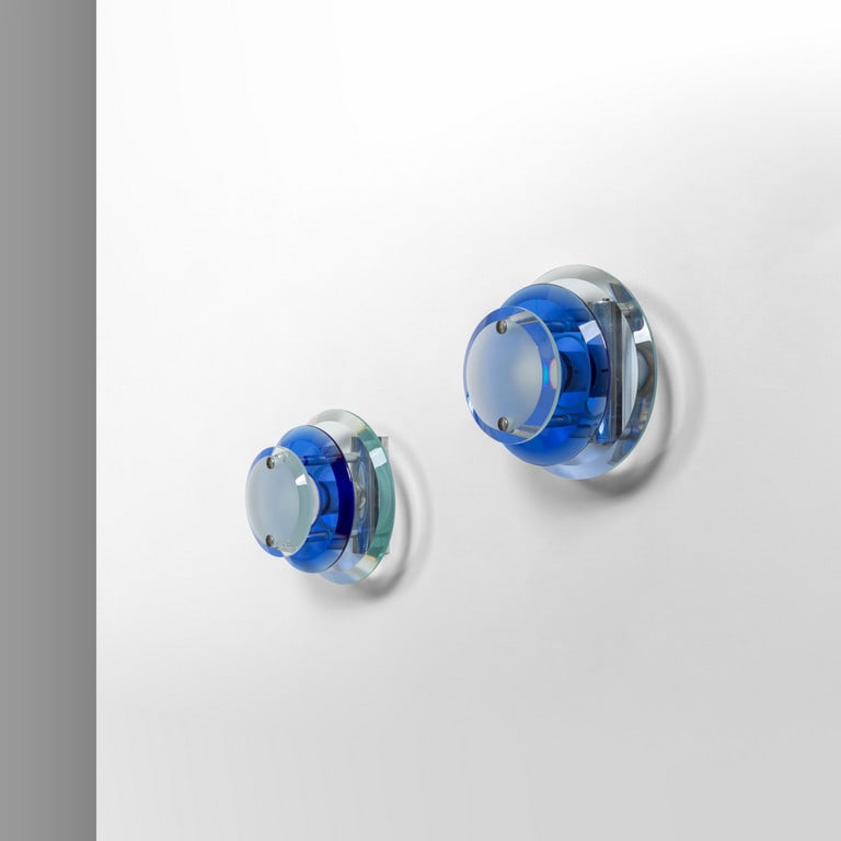 DUE LAMPADE DA PARETE, anni '60. Cristalli: DUE LAMPADE DA PARETE, anni '60. Cristalli colorati molati, ottone cromato. Cm 20 (h) x 20 (l) x 16 (p).