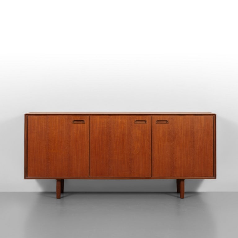UNA CREDENZA, anni '60. Legno di teak. Cm: UNA CREDENZA, anni '60. Legno di teak. Cm 84 (h) x 188 (l) x 45 (p).