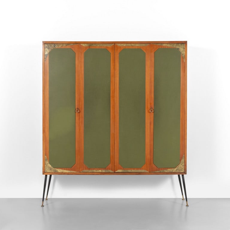 UN ARMADIO GUARDAROBA, anni '60. Legno di: UN ARMADIO GUARDAROBA, anni '60. Legno di teak, vinilpelle, ottone. Cm 179 (h) x 158 x 36.