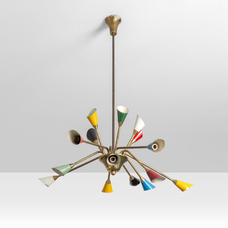 UNA LAMPADA DA SOFFITTO, anni '60. Ottone,: UNA LAMPADA DA SOFFITTO, anni '60. Ottone, alluminio verniciato, bracci orientabili. Cm 150 (h.max) x 160 (diam.max).