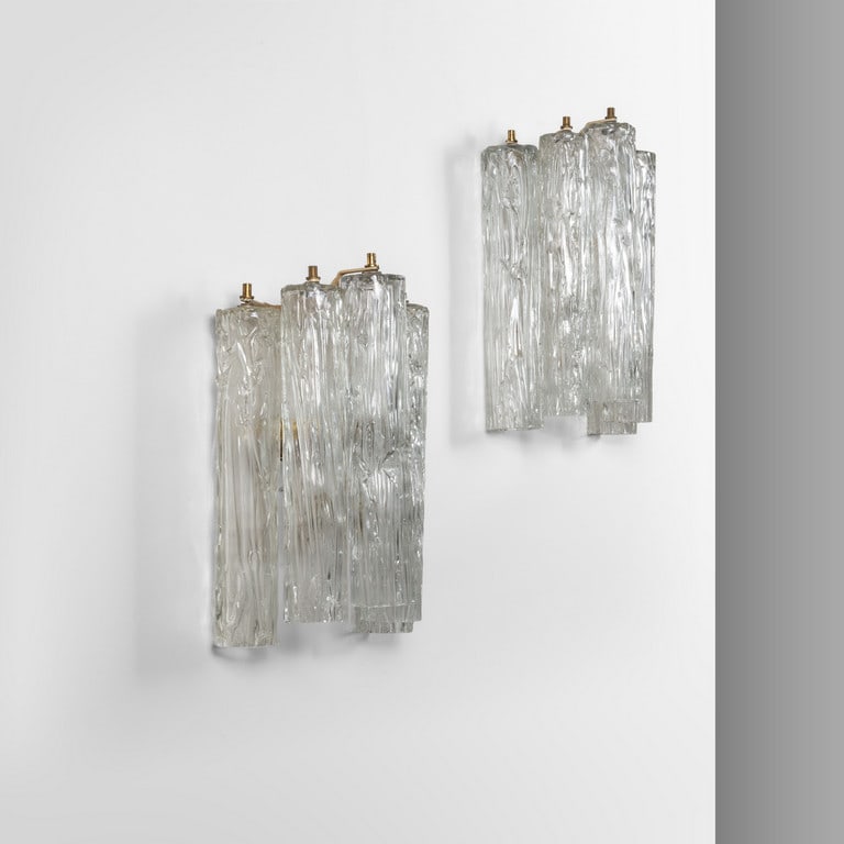MURANO, anni '60. Due lampade da: MURANO, anni '60. Due lampade da parete. Vetro con finitura superficiale a 'corteccia'. Cm 40 (h) x 29 (l) x 15 (p).