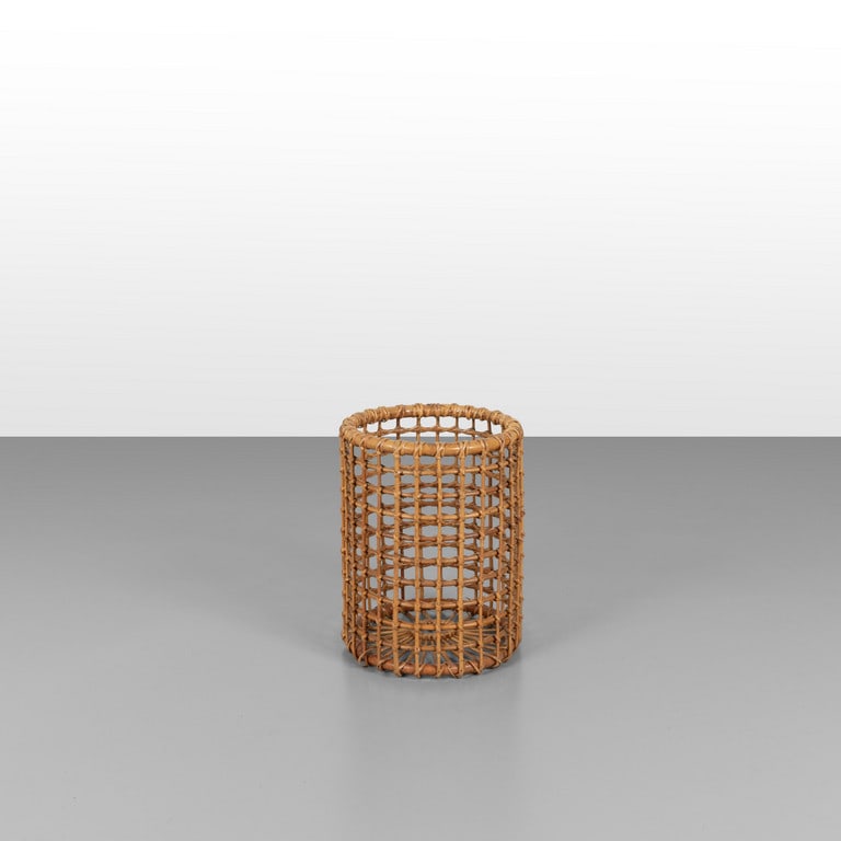 UN CESTINO GETTACARTE, anni '60. Giunco,: UN CESTINO GETTACARTE, anni '60. Giunco, midollino, canna d'India. Cm 42 (h) x 31 (diam.).