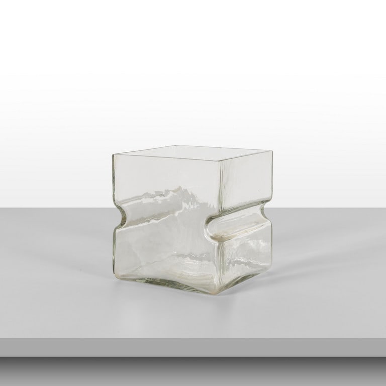 ALFREDO BARBINI, anni '60. Un vaso. Vetro: ALFREDO BARBINI, anni '60. Un vaso. Vetro soffiato in stampo. Piccola mancanza sul bordo. Cm 21 (h) x 20 x 20.