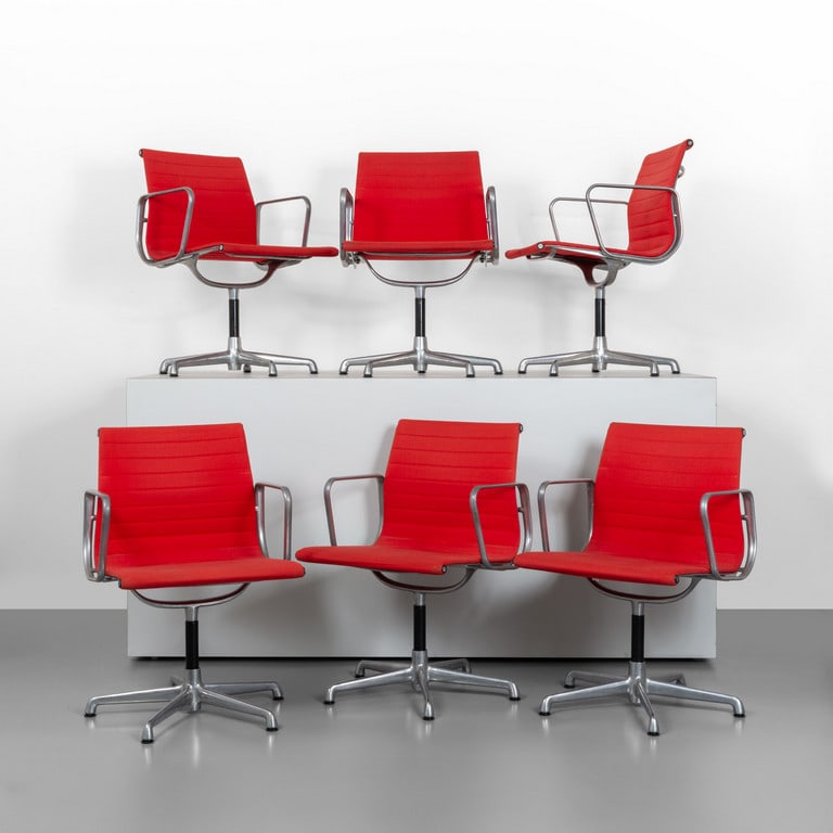CHARLES & RAY EAMES, ICF DE PADOVA, anni '60.: CHARLES & RAY EAMES, ICF DE PADOVA, anni '60. Sei poltroncine modello 'EA 108'. Alluminio pressofuso, sedili-schienali leggermente imbottiti rivestiti in tessuto. Etichette della Manifattura. Cm 90 (h