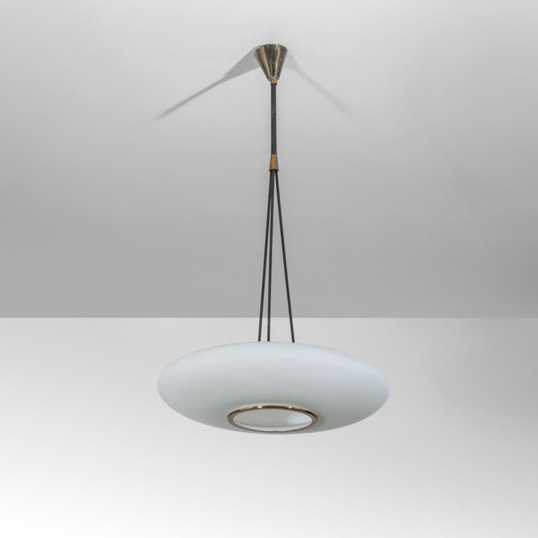 UNA LAMPADA A SOSPENSIONE, anni '60. Vetro: UNA LAMPADA A SOSPENSIONE, anni '60. Vetro opalino satinato, ottone lucido e verniciato. Cm 80 (h) x 45 (diam.).