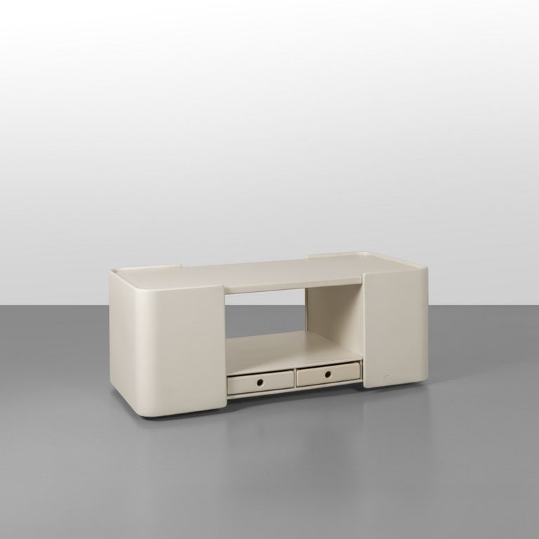 UN TAVOLINO, anni '70. Legno laccato. Vani: UN TAVOLINO, anni '70. Legno laccato. Vani laterali portabottiglie scorrevoli. Cm 45 (h) x 116/133/150 x 52 .