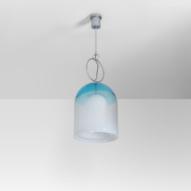 MURANO, anni '70. Una lampada a: MURANO, anni '70. Una lampada a sospensione. Diffusore interno in vetro opalino, diffusore esterno sfumato bianco con sommità' turchese, acciaio cromato. Cm 100 (h.compresa struttura) x 32 (diam.).