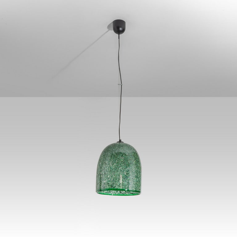LUCIANO VISTOSI, VISTOSI, anni '70. Una: LUCIANO VISTOSI, VISTOSI, anni '70. Una lampada a sospensione della serie 'Neverrino'. Vetro soffiato lavorato a murrine. Cm 35 (h. diffusore) x 30 (diam.). Letteratura: Casa Vogue n° 68 (aprile 1977