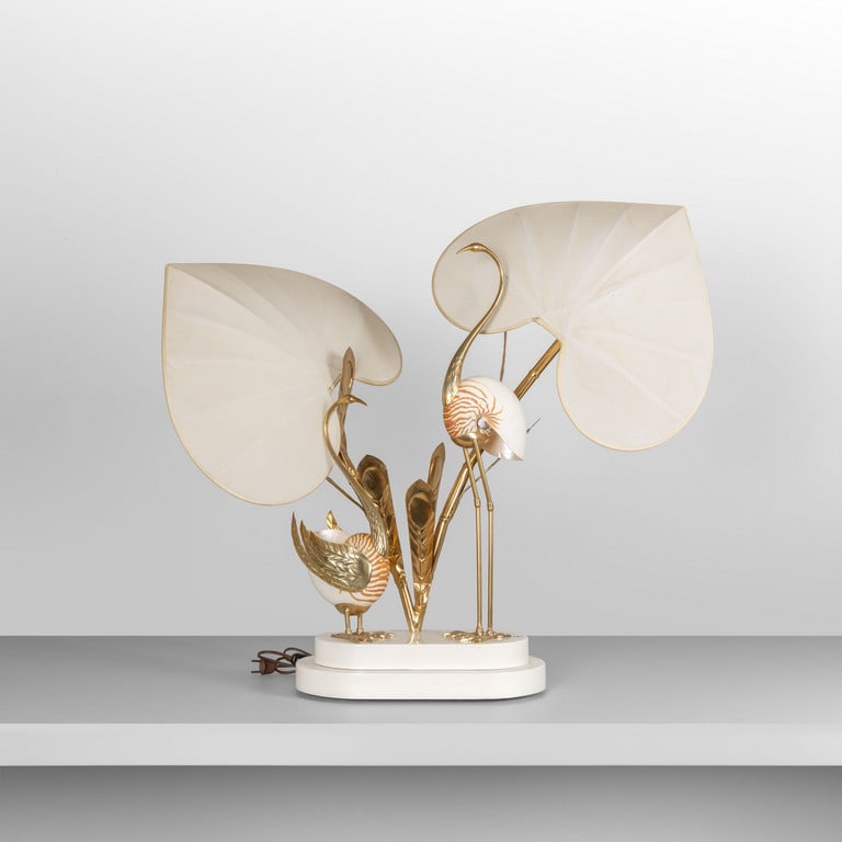 ANTONIO PAVIA, anni '70. Una lampada da: ANTONIO PAVIA, anni '70. Una lampada da tavolo. Legno laccato, conchiglie Nautilus, ottone, paralumi in tessuto. Firmata 'AP'. Cm 86 (h) x 95 (l) x 25 (p).