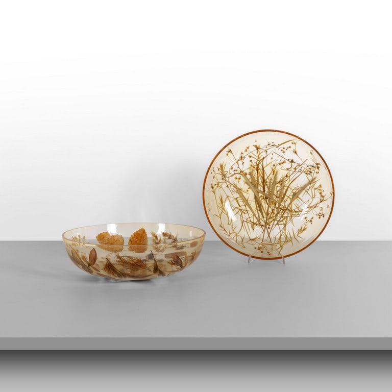 DUE CENTROTAVOLA, anni '70. Fiori secchi: DUE CENTROTAVOLA, anni '70. Fiori secchi incorporati in resina. Cm 11 (h) x 38 (diam.).