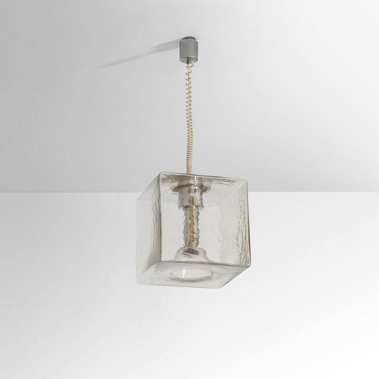 MURANO, anni '70. Una lampada a: MURANO, anni '70. Una lampada a sospensione. Cristallo soffiato in stampo, ottone cromato. Cm 29 (h. diffusore) x 29 x 29.