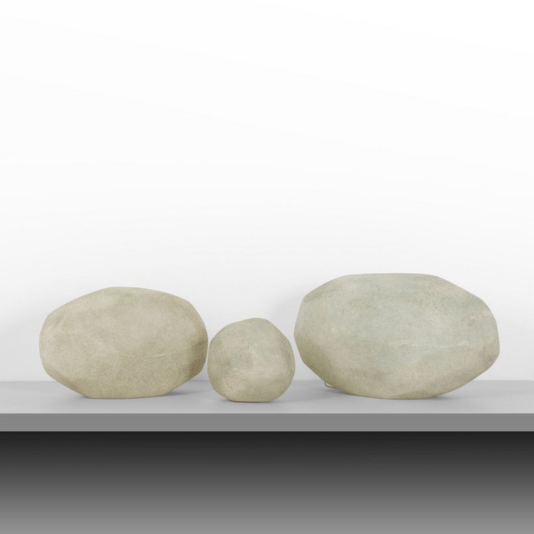 TRE LAMPADE DA TAVOLO O DA TERRA, anni '70.: TRE LAMPADE DA TAVOLO O DA TERRA, anni '70. Poliestere con applicazione di sabbia. Cm 27, 36, 40 (h) x 24, 34, 40 (largh.) x 35, 53, 77 (lungh).