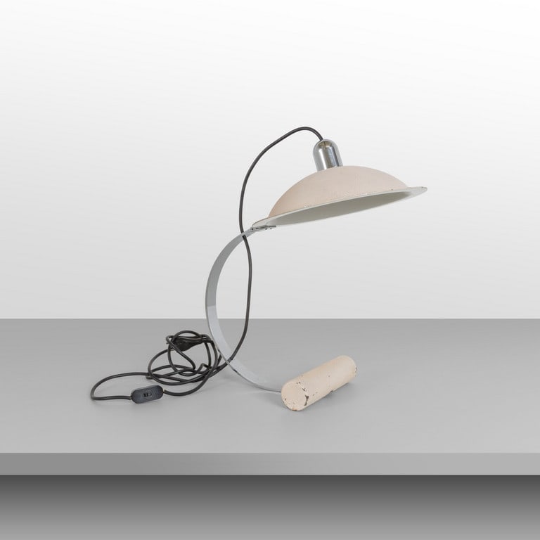J. DE PAS, D. D'URBINO, P. LOMAZZI, STILNOVO,: J. DE PAS, D. D'URBINO, P. LOMAZZI, STILNOVO, 1971. Una lampade da tavolo 'Lampiatta'. Acciaio cromato, base in acciaio e diffusore orientabile in alluminio verniciati craquelé (piccole mancanze). Cm