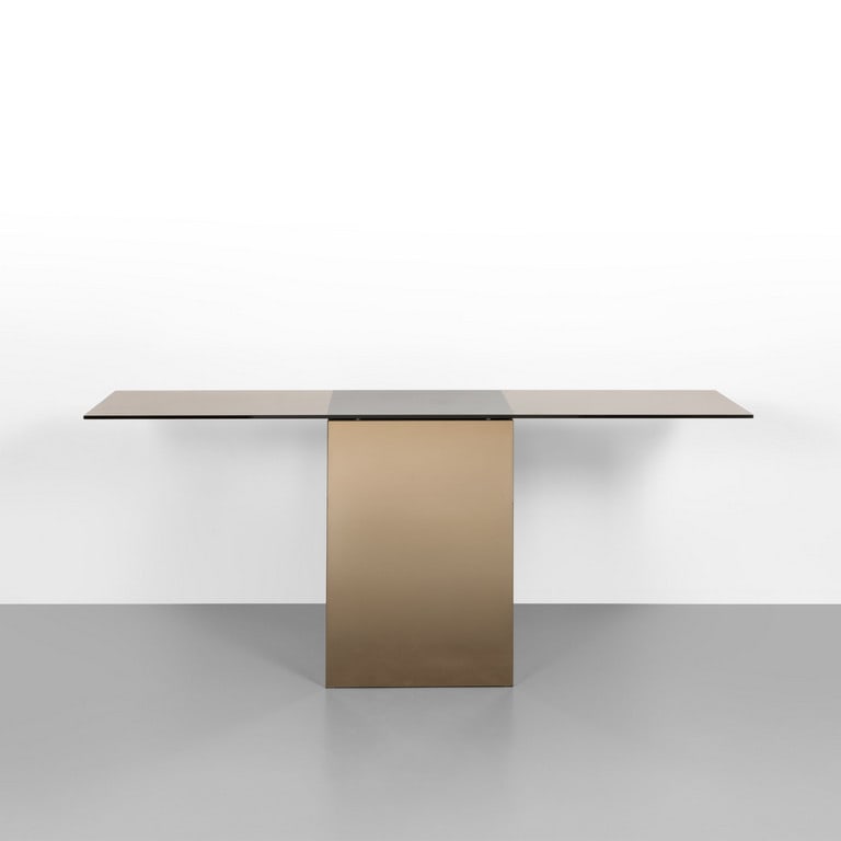 NANDA VIGO, ACERBIS INTERNATIONAL, 1971. Una: NANDA VIGO, ACERBIS INTERNATIONAL, 1971. Una console della serie 'Blok'. Cristallo colorato argentato, cristallo colorato.. Cm 72 (h) x 180 x 40. Letteratura: Giuliana Gramigna, Repertorio1950-2000, A