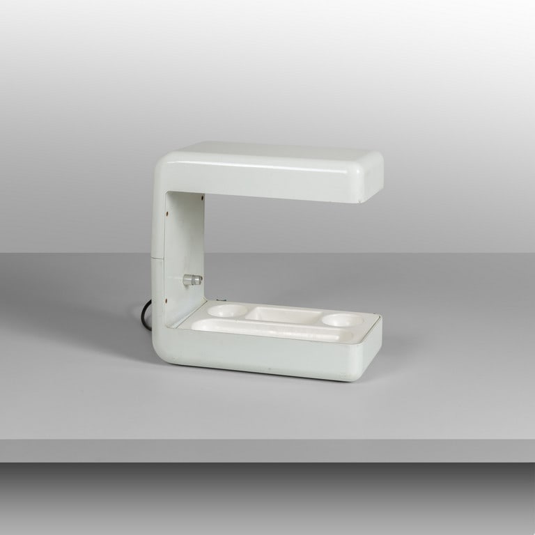 GIOTTO STOPPINO, TRONCONI, 1972. Una lampada: GIOTTO STOPPINO, TRONCONI, 1972. Una lampada da tavolo 'Isos'. Alluminio pressofuso smaltato, resina abs, regolatore di intensità. Cm 28 (h) x 28 x 15. Letteratura: Giuliana Gramigna, Repertorio 1950