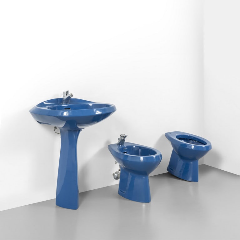 IDEAL STANDARD (Editore), 1972. Un set di: IDEAL STANDARD (Editore), 1972. Un set di apparecchi sanitari della serie 'Ellisse.' Vitreous China. Marchi della Manifattura. Lavabo a colonna: cm 85 (h) x 68 (l) x58 (p) bidet: cm 40 (h) x 38 (l) x