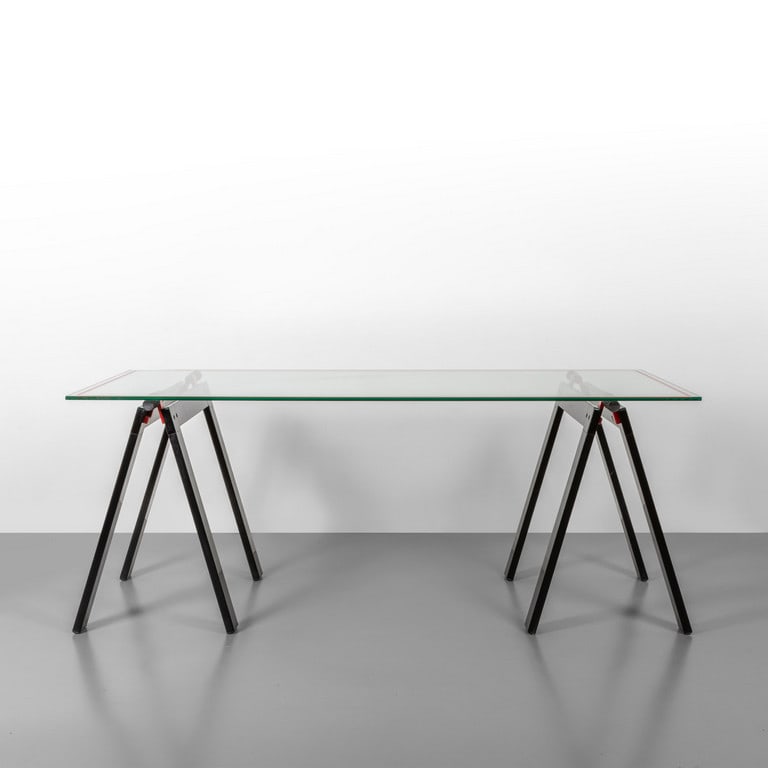 GAE AULENTI, ZANOTTA, 1973. Un tavolo: GAE AULENTI, ZANOTTA, 1973. Un tavolo 'Gaetano'. Alluminio verniciato, cristallo. Cm 80 (h) x 179 x 80. Letteratura: Giuliana Gramigna, Repertorio 1950-1980, Mondadori, Milano, 1985, p. 385.