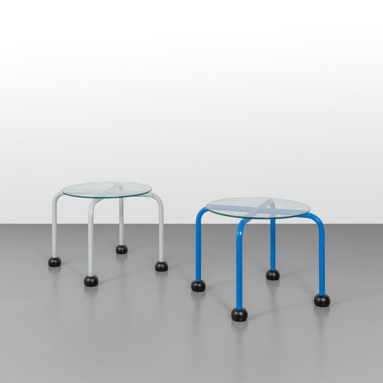 NANDA VIGO, GLAS ITALIA, anni '80. Due: NANDA VIGO, GLAS ITALIA, anni '80. Due tavolini. Acciaio tubolare verniciato, piedini in legno verniciato, cristallo. Cm 41 (h) x 60 (diam.).