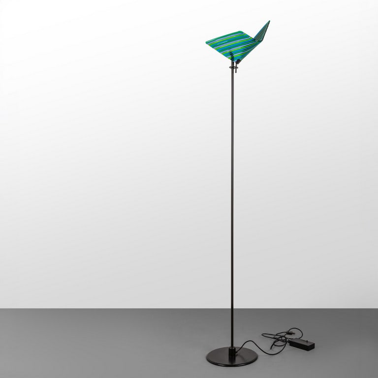 LAURA DE SANTILLANA, VENINI, anni '80. Una: LAURA DE SANTILLANA, VENINI, anni '80. Una lampada alogena da terra modello '857.00' ('Sigul'). Acciaio verniciato, canne di vetro zanfirico nero. Altezza cm 187. Letteratura: Franco Deboni, I vetri V