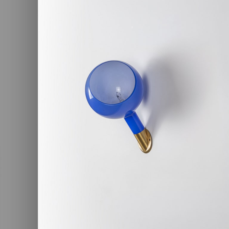 GAE AULENTI, PIERO CASTIGLIONI, FONTANA ARTE,: GAE AULENTI, PIERO CASTIGLIONI, FONTANA ARTE, 1981. Una lampada da parete 'Parola'. Ottone, vetro incamiciato. Cm 30 (h) x 20 (l) x 23 (p). Letteratura: Laura Falconi, Fontana Arte una storia traspare