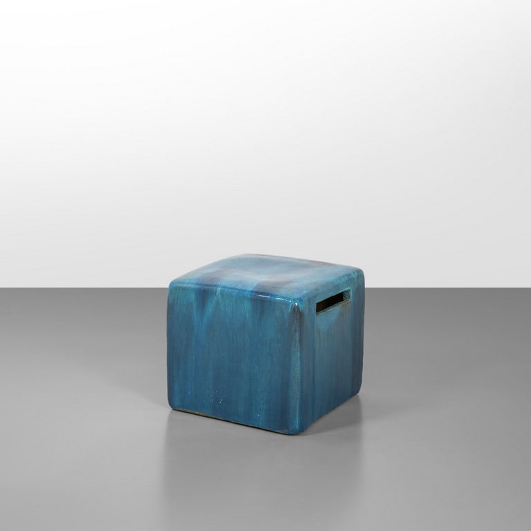 PAOLA NAVONE, GERVASONI, anni 2000. Un: PAOLA NAVONE, GERVASONI, anni 2000. Un tavolino-pouf della serie 'Inout'. Cemento rinforzato con fibra di vetro smaltato. Cm 35 (h) x 40 x 40.