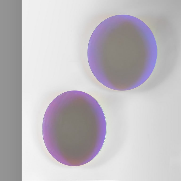 PATRICIA URQUIOLA, GLAS ITALIA, 2015. Due: PATRICIA URQUIOLA, GLAS ITALIA, 2015. Due specchi da parete della collezione 'Shimmer'. Lastre di cristallo stratificato e incollato con finitura multicromatica cangiante. Cm 60 (diam.).
