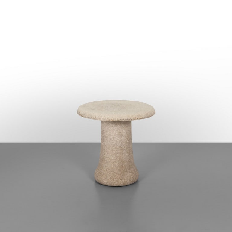 PATRICIA URQUIOLA, GLAS ITALIA, 2024. Un: PATRICIA URQUIOLA, GLAS ITALIA, 2024. Un tavolino della serie 'Babar'. Graniglia di vetro riciclato. Cm 42 (h) x 42 (diam.).