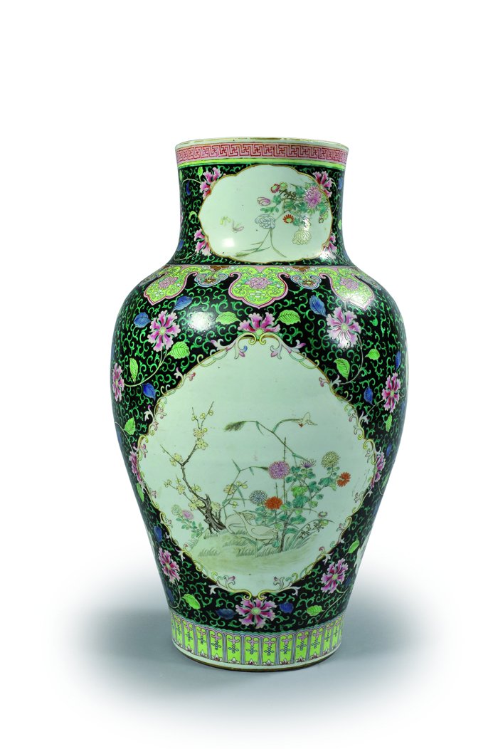 Vaso in porcellana famiglia Rosa a fondo nero con: Vaso in porcellana famiglia Rosa a fondo nero con al cetro fiori e uccellini Cina secolo XIX h cm 62