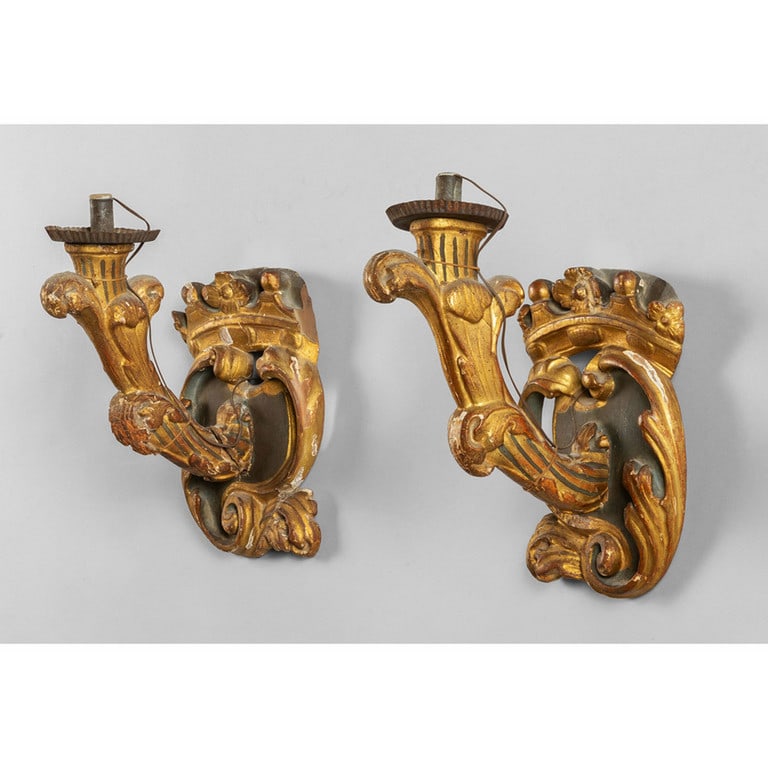 Coppia di bracci Luigi XIV in legno laccato,: Coppia di bracci Luigi XIV in legno laccato, intagliato e dorato, sostegni a scudo, sec.XVIII cm. 22x28 h. 40, difetti