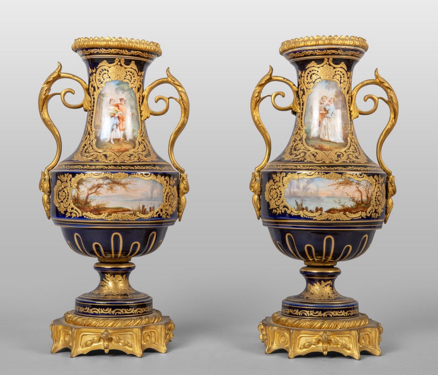 Coppia di vasi in porcellana blu e bronzo dorato: Coppia di vasi in porcellana blu e bronzo dorato decorati con paesaggi, Francia inizi sec.XX h.tot.cm.34