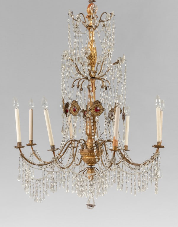 Lampadario Luigi XVI a otto luci, fusto in legno: Lampadario Luigi XVI a otto luci, fusto in legno finemente intagliato e dorato, ricca decorazione in cristallo, placche in lamierino dorato con vetri colorati, fine sec.XVIII diam.cm.100xh.120