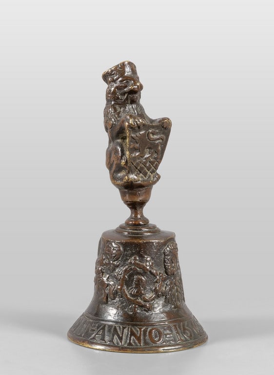 Campanello in bronzo a patina scura, d.to (1 of 2)