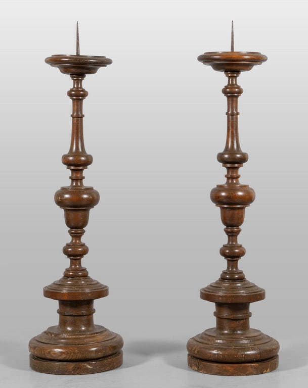 Coppia di torciere in legno tornito,: Coppia di torciere in legno tornito, sec.XIX h.cm.160