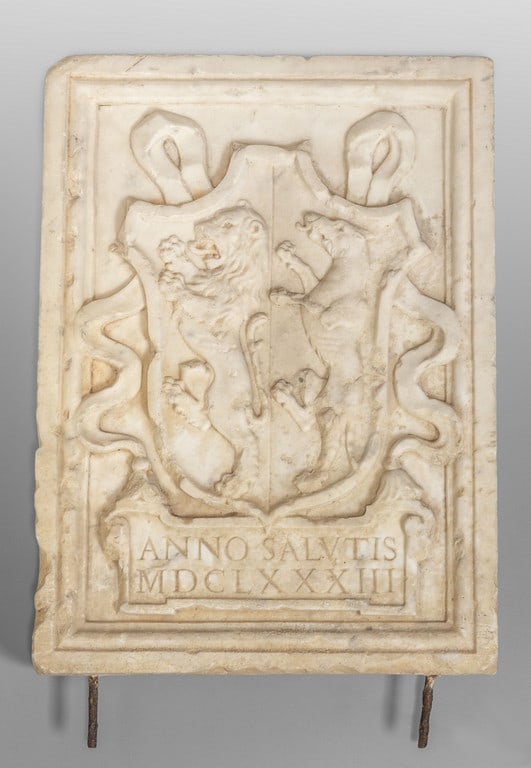 Stemma in marmo scolpito raffigurante due fiere,: Stemma in marmo scolpito raffigurante due fiere, d.to.1683 cm. 43x60