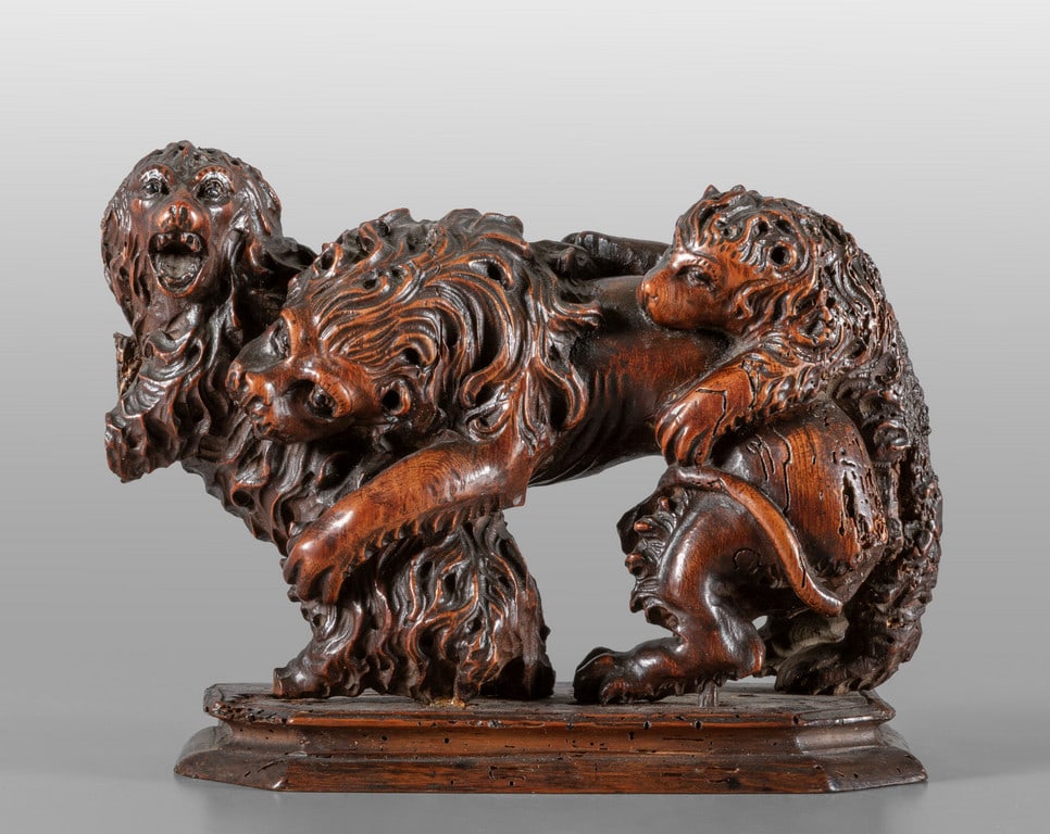 Lotta tra un leone e due cani, scultura in legno (1 of 2)
