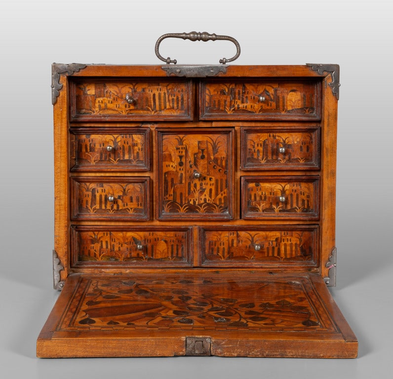 Monetiere in legno finemente intarsiato,: Monetiere in legno finemente intarsiato, sec.XVII cm. 26x18 h. 20
