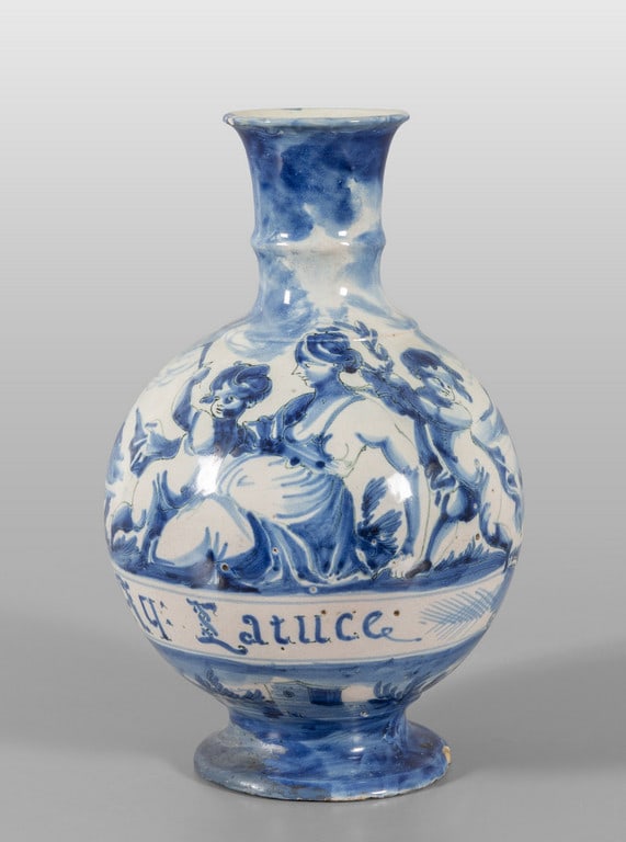 Bottiglia in ceramica, decorazione blu su fondo (1 of 2)