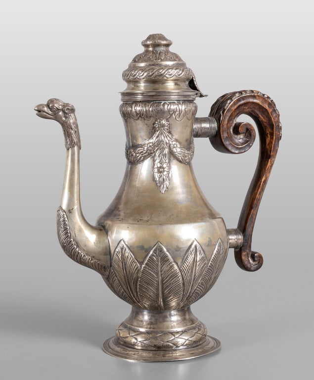 Caffettiera in stile Luigi XVI in argento: Caffettiera in stile Luigi XVI in argento finemente sbalzato, manico in legno intagliato, beccuccio a forma di testa di grifone, Genova h. cm.33 gr. tot. 988