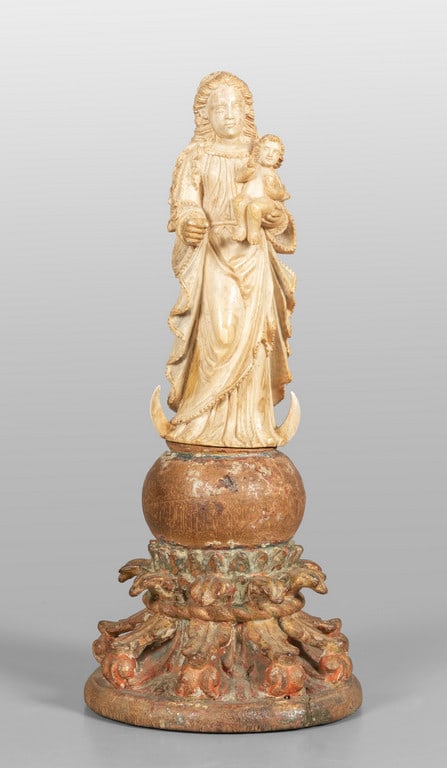 Madonna con il Bambino, scultura in avorio: Madonna con il Bambino, scultura in avorio poggiante su base in legno intagliato, arte indo portoghese, sec.XVIII h.tot.cm.30, scultura h.cm.18 Opera corredata da certificato CITES vendita limitata al