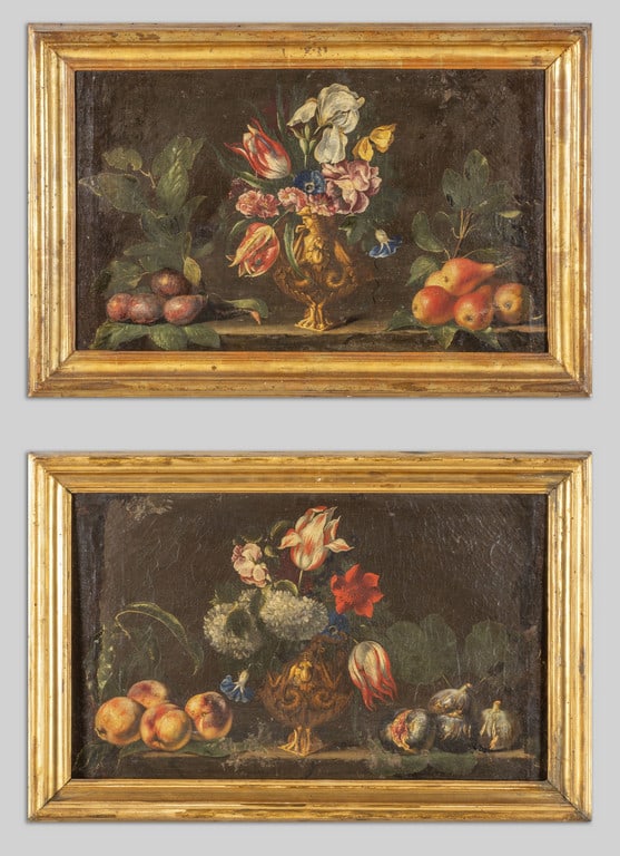 Scuola romana sec.XVII "Natura in posa con fiori: Scuola romana sec.XVII "Natura in posa con fiori e frutta" coppia di olii, cornici coeve in legno intagliato e dorato a sagoma romana cm. 64x40
