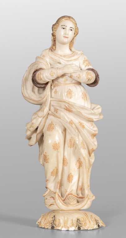 Madonnina, scultura in marmo di Volterra decorata: Madonnina, scultura in marmo di Volterra decorata in policromia con dorature, Italia Meridionale sec.XVII h.cm.35