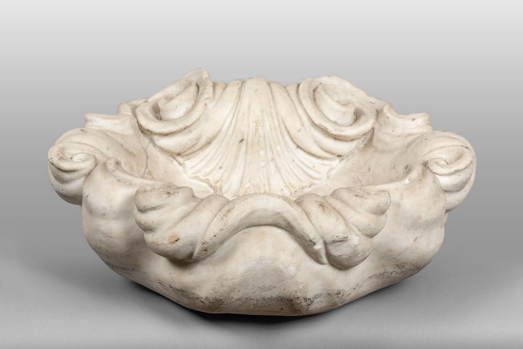 Acquasantiera in marmo scolpito a volute, Genova: Acquasantiera in marmo scolpito a volute, Genova sec.XVII cm. 49x43 h. 20