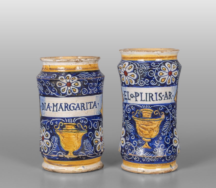 Due albarelli in maiolica a fondo blu con (1 of 1)
