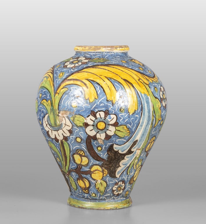 Grande vaso in ceramica manifattura di: Grande vaso in ceramica manifattura di Caltagirone, decoro a foglie, fiori e volute, sec.XVIII h.cm.57, presenta filatura alla base