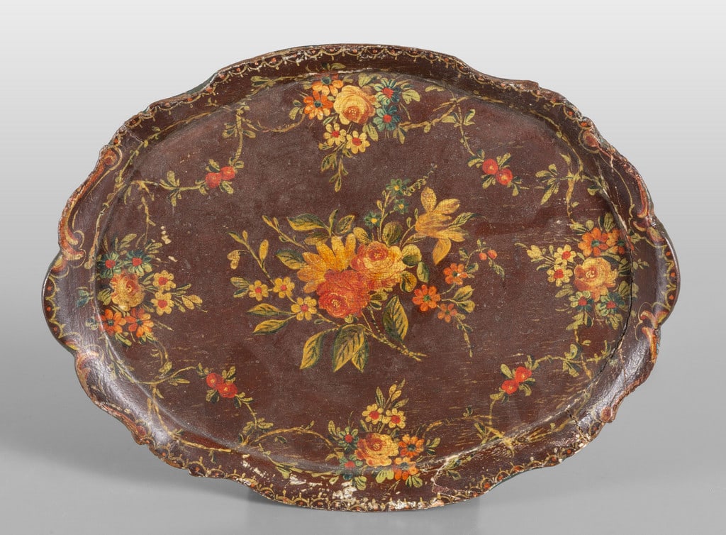 Vassoietto in legno laccato a motivi floreali,: Vassoietto in legno laccato a motivi floreali, Venezia sec.XVIII cm. 35x27