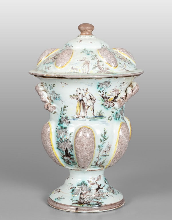 Vaso in ceramica decorato in policromia su fondo (1 of 3)