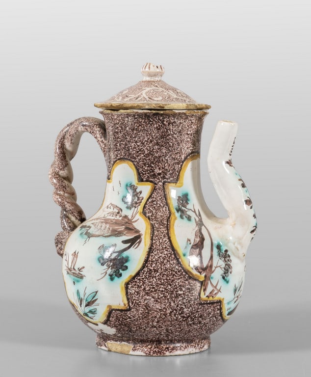 Caffettiera in ceramica decorata a riserve: Caffettiera in ceramica decorata a riserve policrome su fondo manganese marca LL con il globo, Savona sec.XVIII h.cm.15, lievi sbeccature