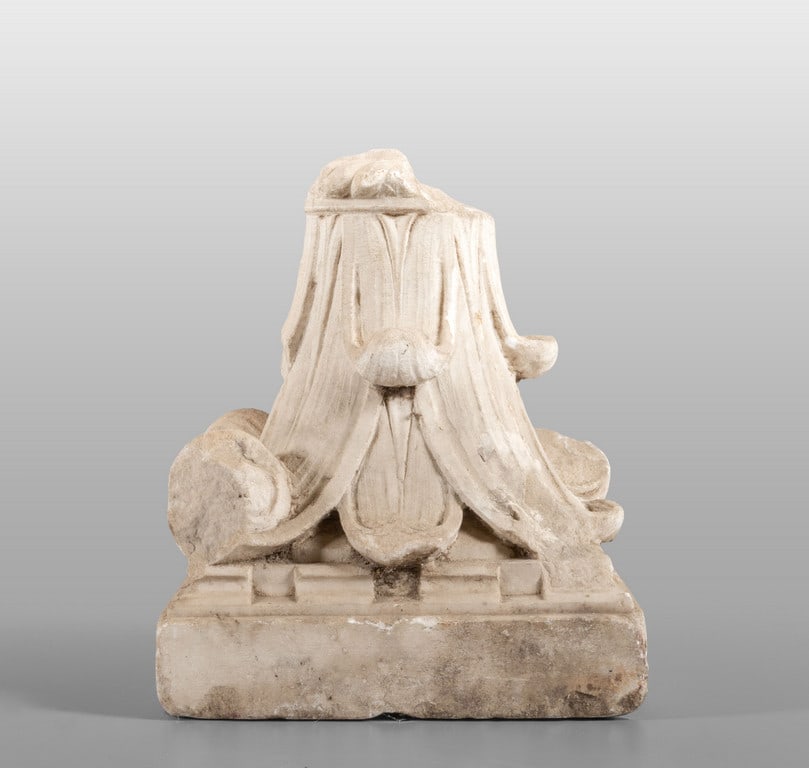 Capitello in marmo bianco a foglie ritorte con: Capitello in marmo bianco a foglie ritorte con mensola scolpita a nervatura, sec.XVIII cm.28x20xh.23