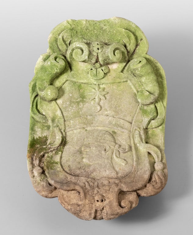 Stemma barocco in pietra scolpita con uomo: Stemma barocco in pietra scolpita con uomo bendato e stella, sec.XVIII cm. 45x65
