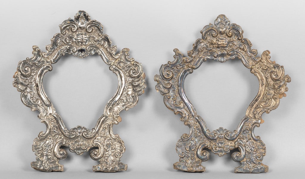 Coppia di cantaglorie in argento finemente: Coppia di cantaglorie in argento finemente sbalzato, I metà sec.XVIII cm.35x30